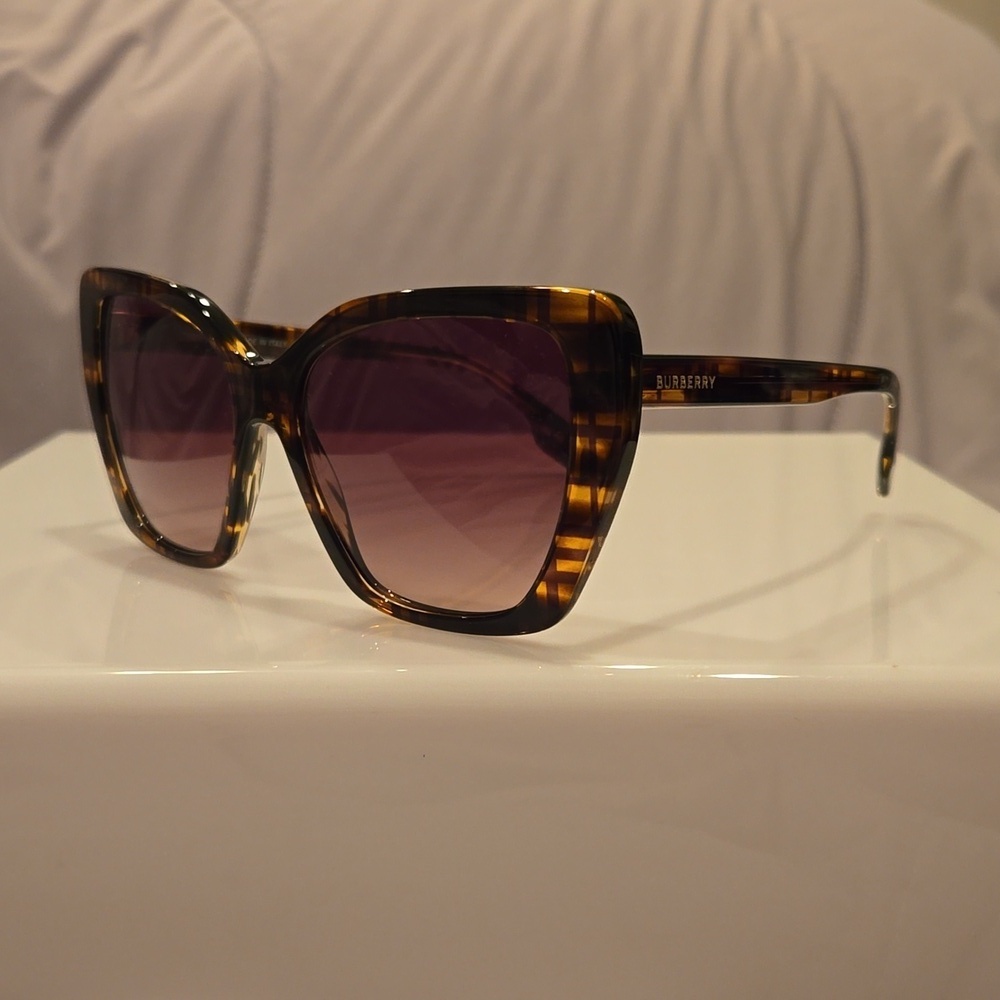 Burberry Checkered Brown Cat Eye Sunglasses brand new in box - Picture 2 of 15
